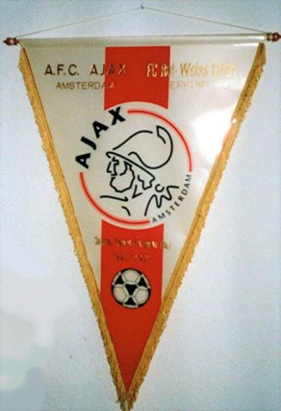 im Hintergrund der Ajax Fanblock