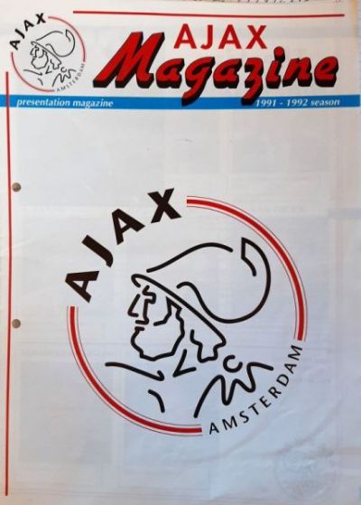im Hintergrund der Ajax Fanblock
